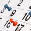 calendrier avec des punaises indiquant des dates