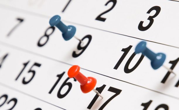 calendrier avec des punaises indiquant des dates