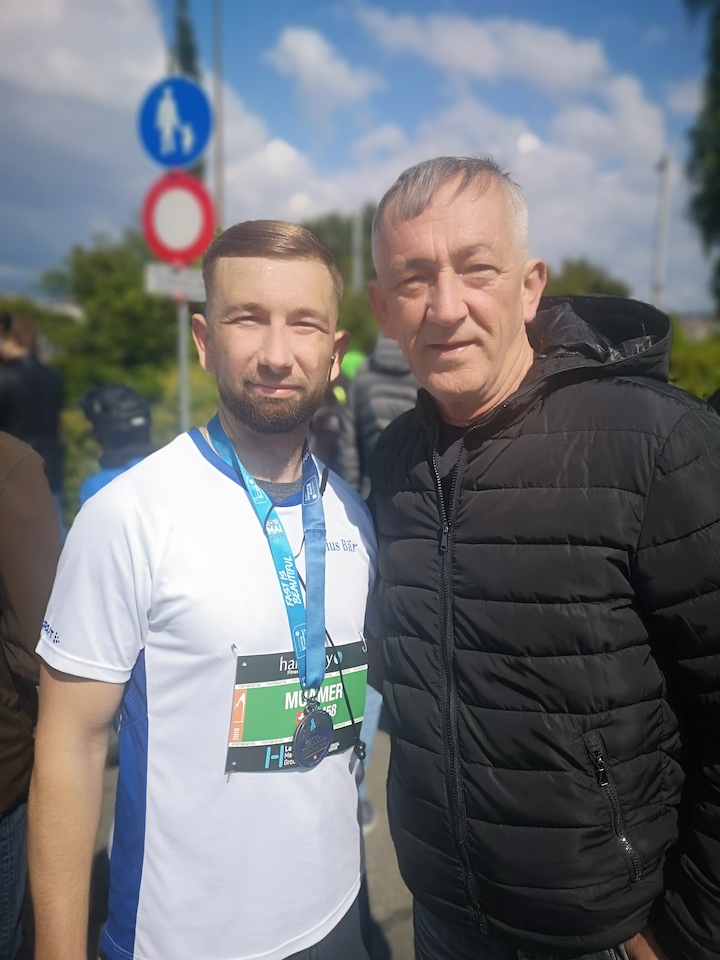 Muamar médaillé du semi-marathon en compagnie de son père