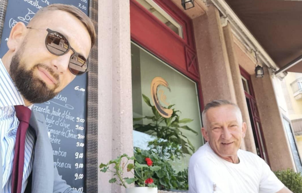 Muamer Mustajbegovic et son père asis à une terrasse