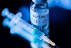 seringue avec aiguille et une fiole de vaccin