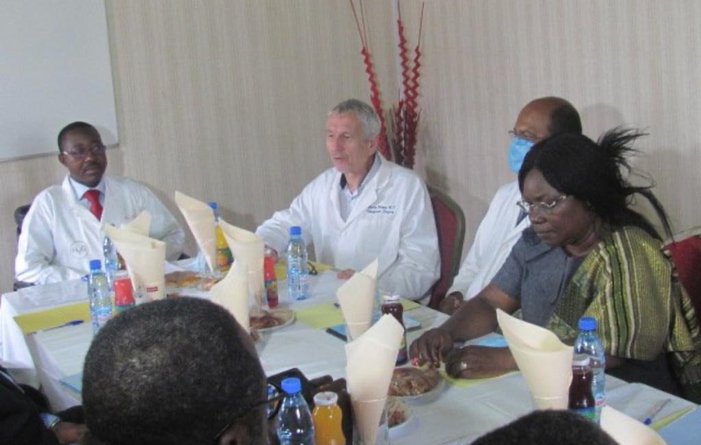 Réunion à l'hôpital de Yaoudé du Teams chirurgical