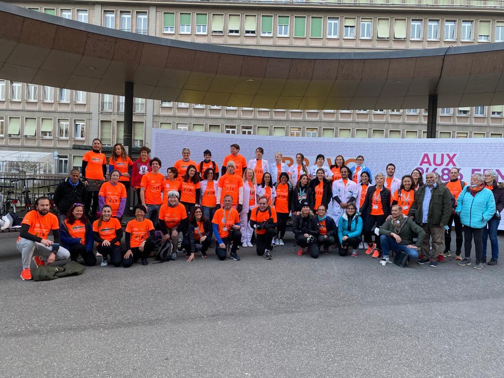 Rassemblement des marcheurs devant les HUG 