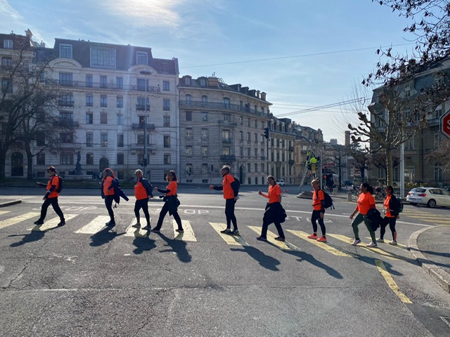 Equipe de marcheurs sur le passage piéton