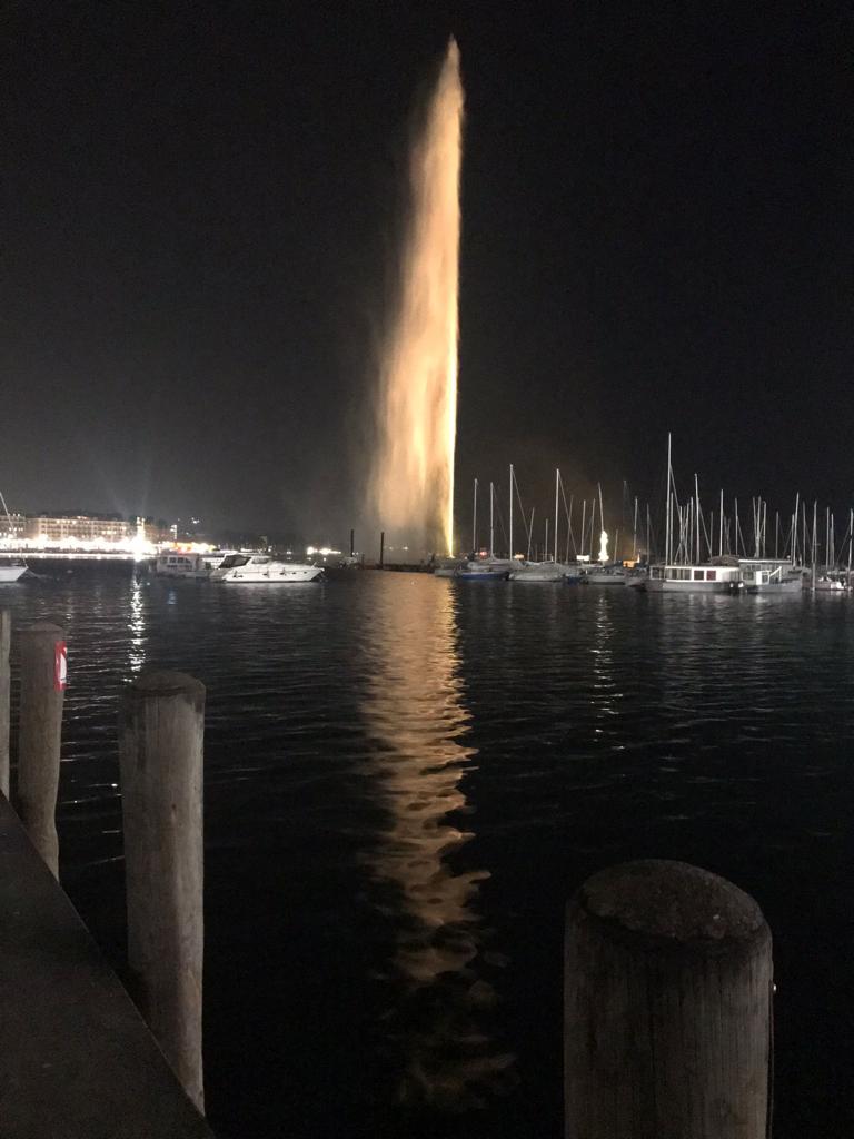 Le jet d'eau de Genève coloré en jaune