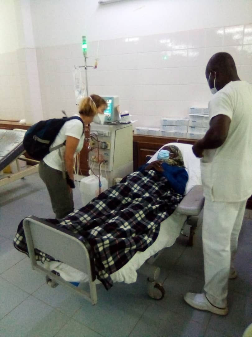 photo de Bernadette parlant à un patient en cours de dialyse avec un soignant