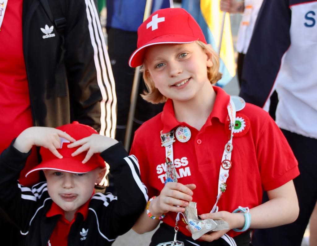 2 enfants aux couleurs de la suisse