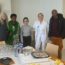 un groupe de patient devant une table avec des plats